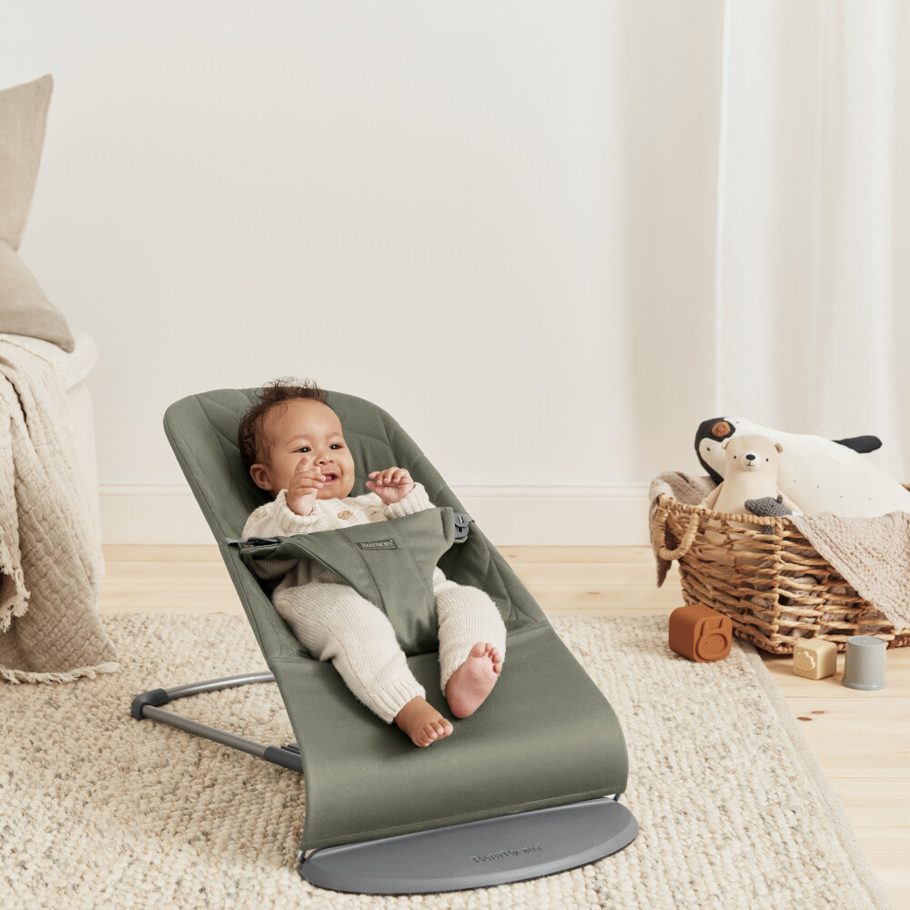 Balansoar BabyBjorn Bliss Dark Green cu aspect delicat de petala, tesatura matlasata