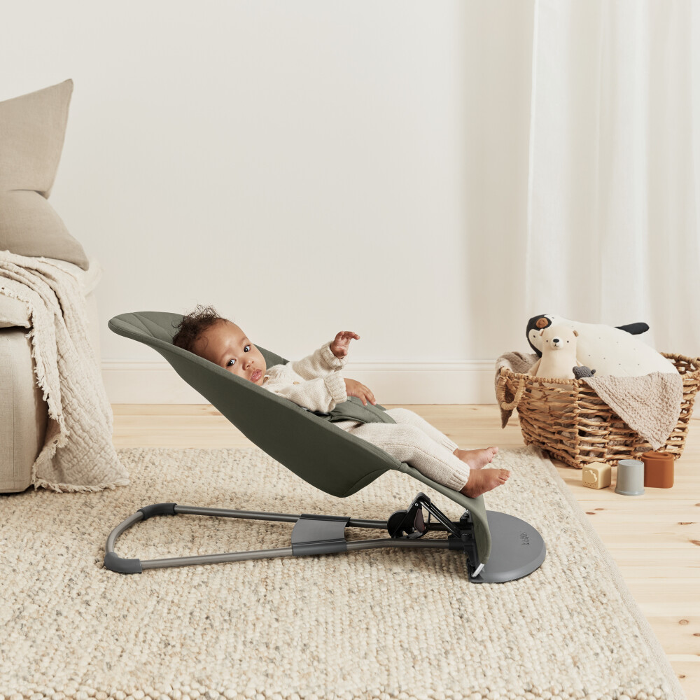 Balansoar BabyBjorn Bliss Dark Green cu aspect delicat de petala, tesatura matlasata