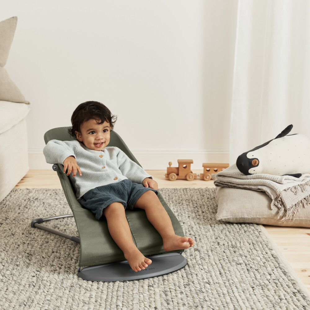 Balansoar BabyBjorn Bliss Dark Green cu aspect delicat de petala, tesatura matlasata