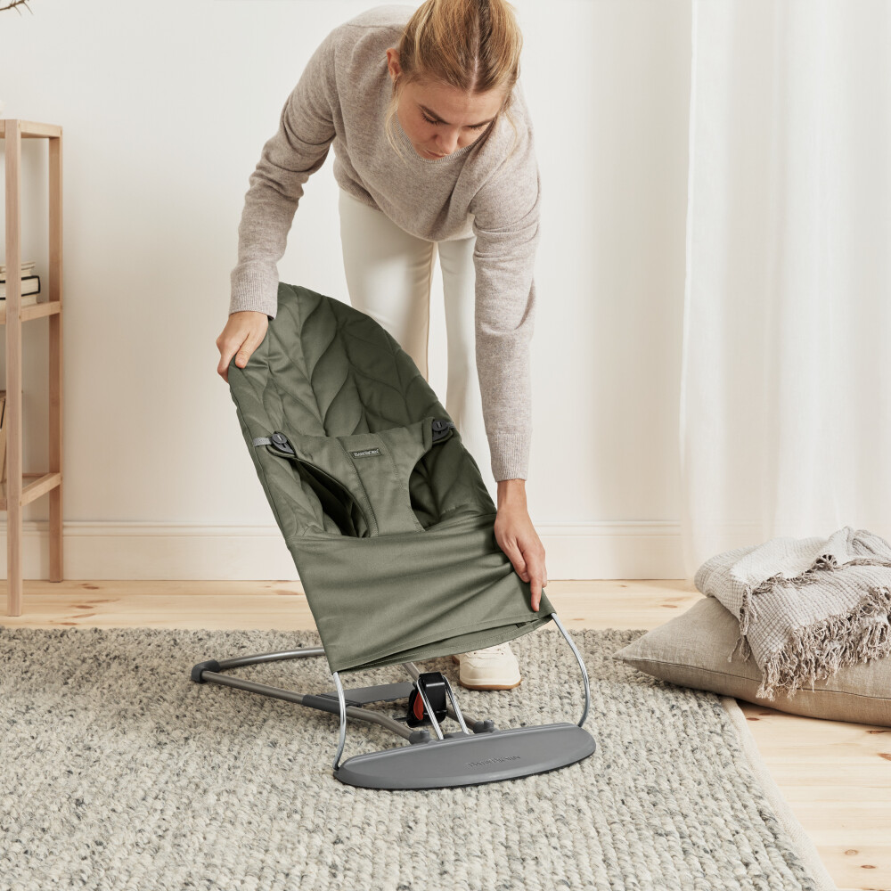Balansoar BabyBjorn Bliss Dark Green cu aspect delicat de petala, tesatura matlasata