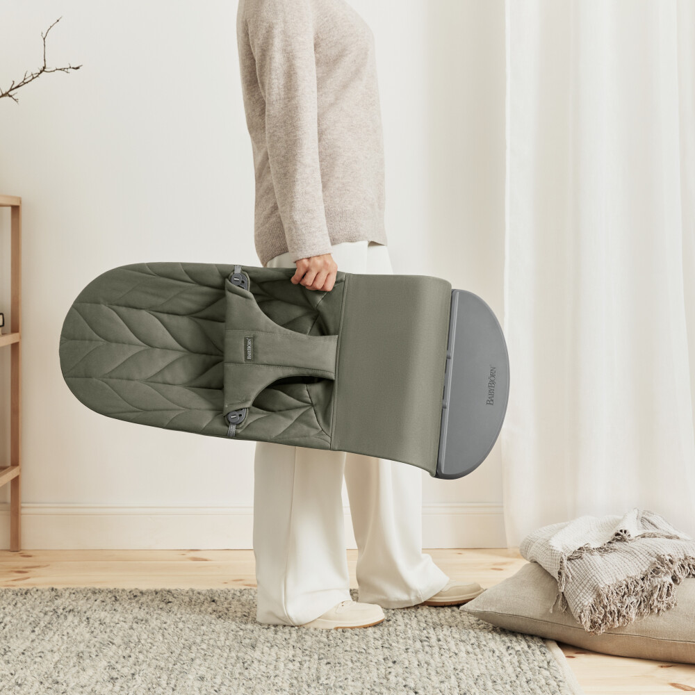 Balansoar BabyBjorn Bliss Dark Green cu aspect delicat de petala, tesatura matlasata