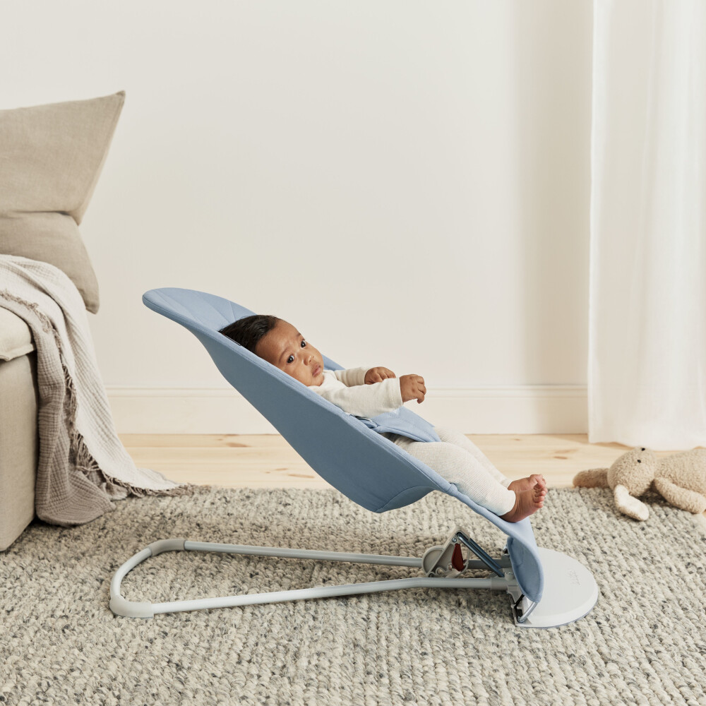 Balansoar din tesatura matlasata cu aspect delicat de petala pentru copii Baby Bjorn Bliss, Blue