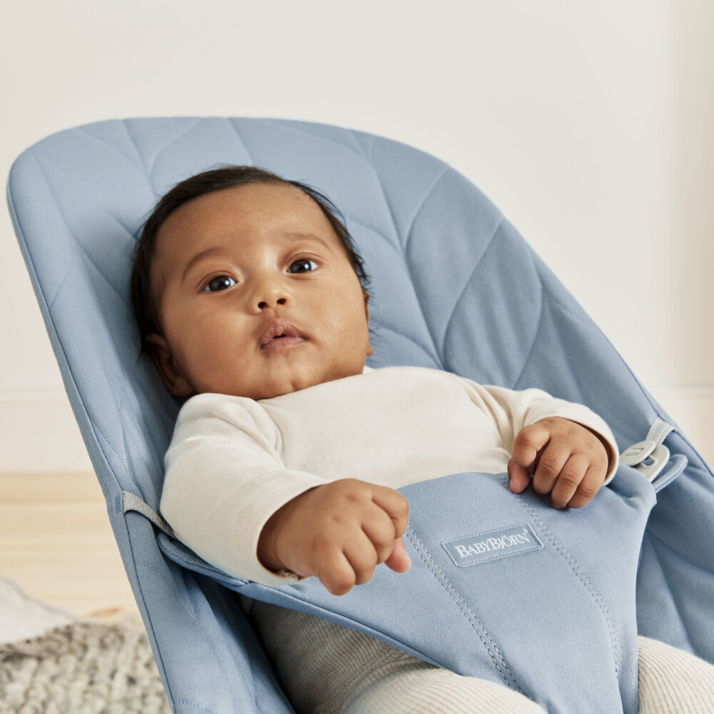 Balansoar din tesatura matlasata cu aspect delicat de petala pentru copii Baby Bjorn Bliss, Blue