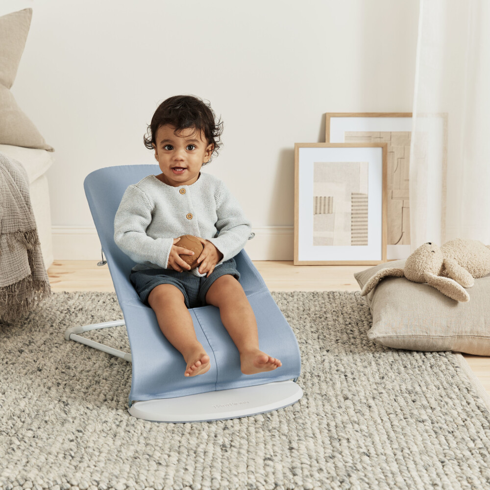 Balansoar din tesatura matlasata cu aspect delicat de petala pentru copii Baby Bjorn Bliss, Blue
