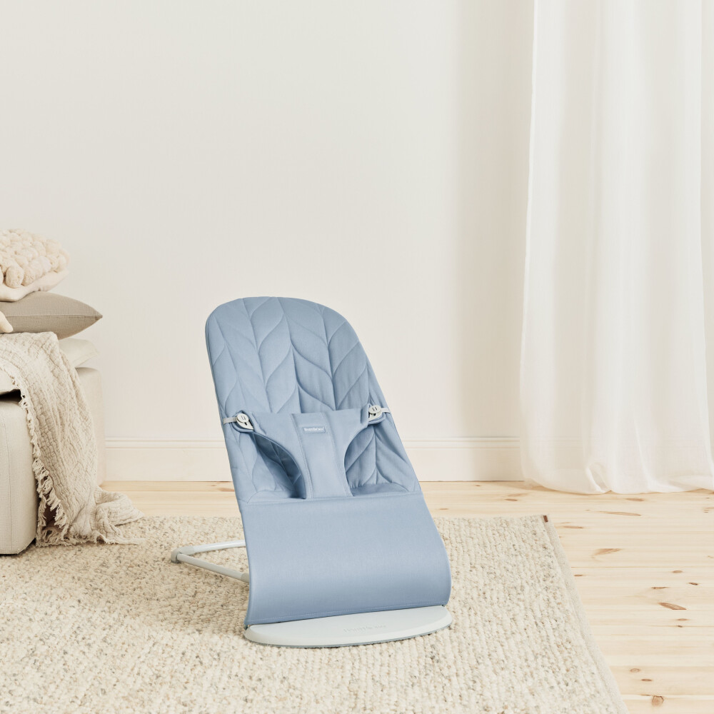 Balansoar din tesatura matlasata cu aspect delicat de petala pentru copii Baby Bjorn Bliss, Blue
