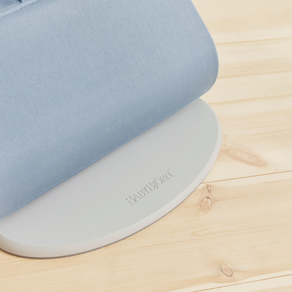 Balansoar din tesatura matlasata cu aspect delicat de petala pentru copii Baby Bjorn Bliss, Blue