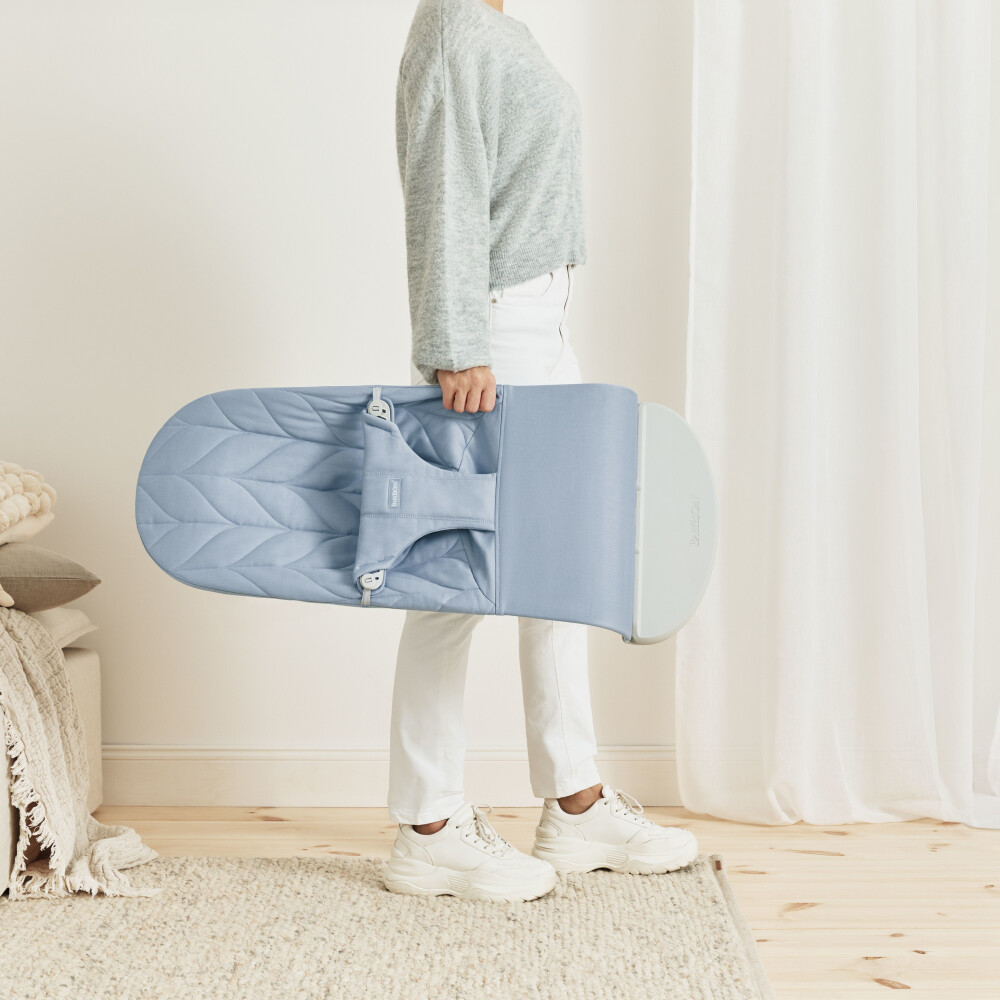 Balansoar din tesatura matlasata cu aspect delicat de petala pentru copii Baby Bjorn Bliss, Blue
