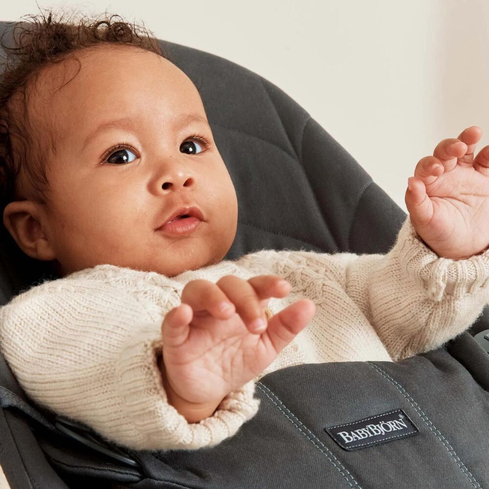 BabyBjorn - Balansoar Bliss Anthracite cu aspect delicat de petala, tesatura matlasata
