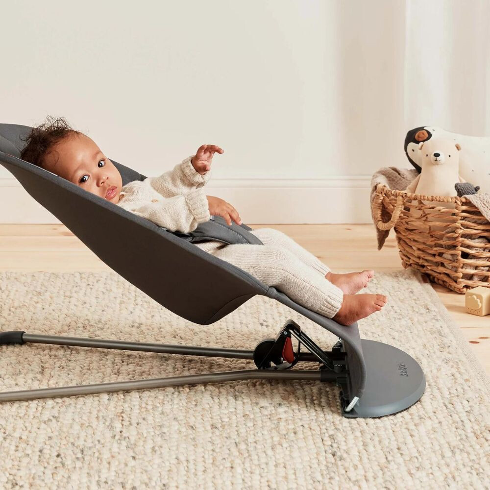 BabyBjorn - Balansoar Bliss Anthracite cu aspect delicat de petala, tesatura matlasata
