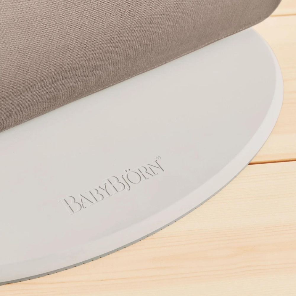 Balansoar din tesatura matlasata cu aspect delicat de petala pentru copii Baby Bjorn Bliss, Sand Gray