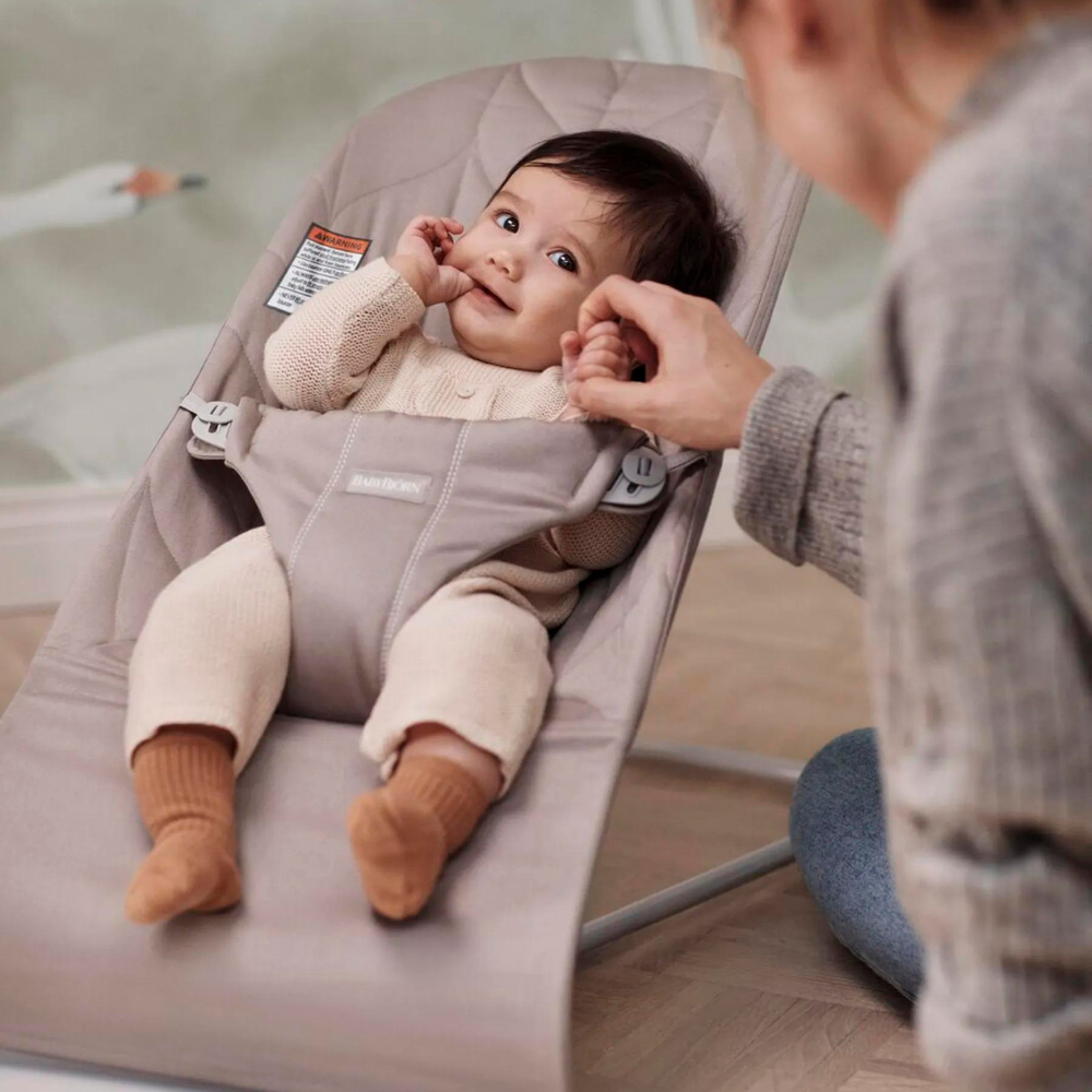 Balansoar din tesatura matlasata cu aspect delicat de petala pentru copii Baby Bjorn Bliss, Sand Gray