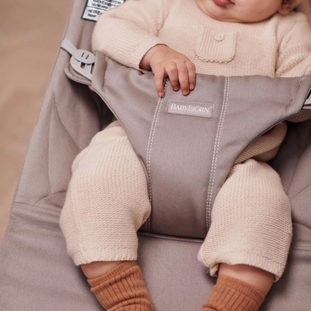 Balansoar din tesatura matlasata cu aspect delicat de petala pentru copii Baby Bjorn Bliss, Sand Gray