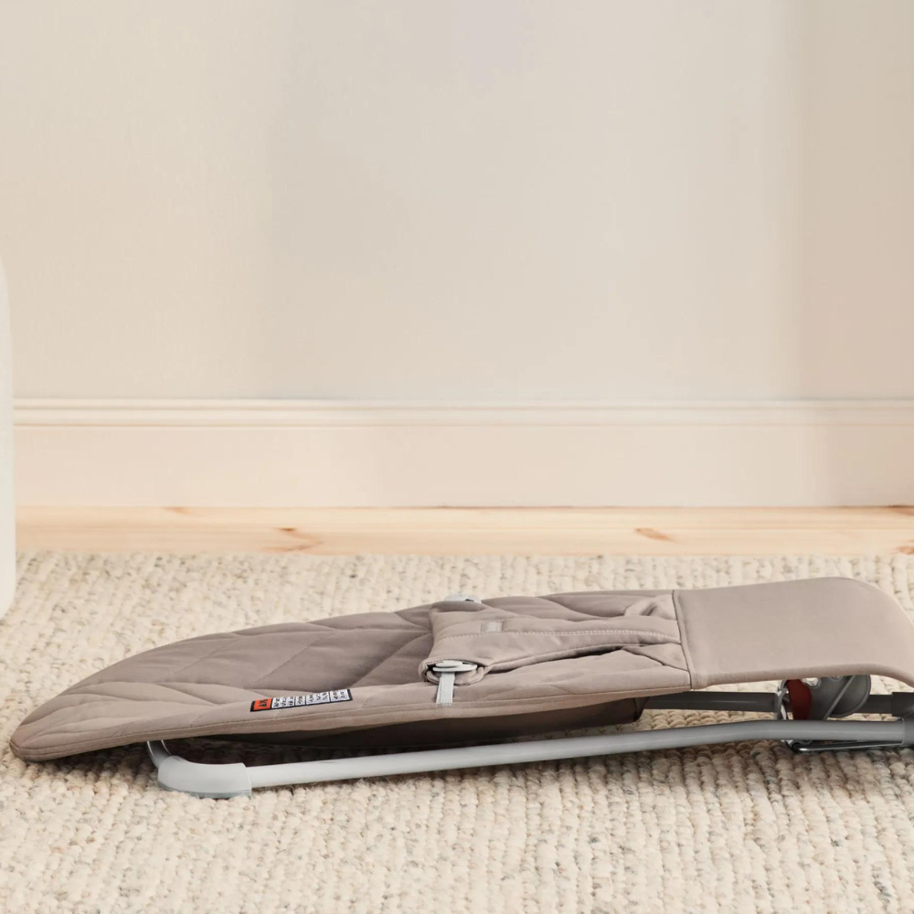 Balansoar din tesatura matlasata cu aspect delicat de petala pentru copii Baby Bjorn Bliss, Sand Gray