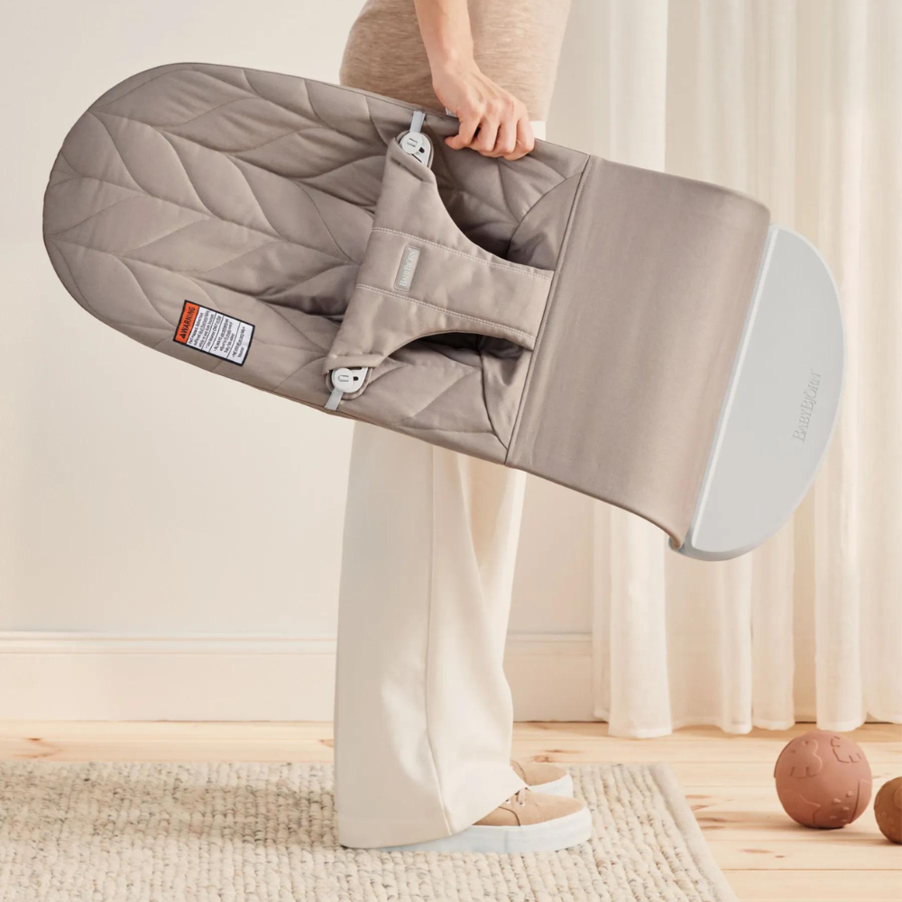 Balansoar din tesatura matlasata cu aspect delicat de petala pentru copii Baby Bjorn Bliss, Sand Gray