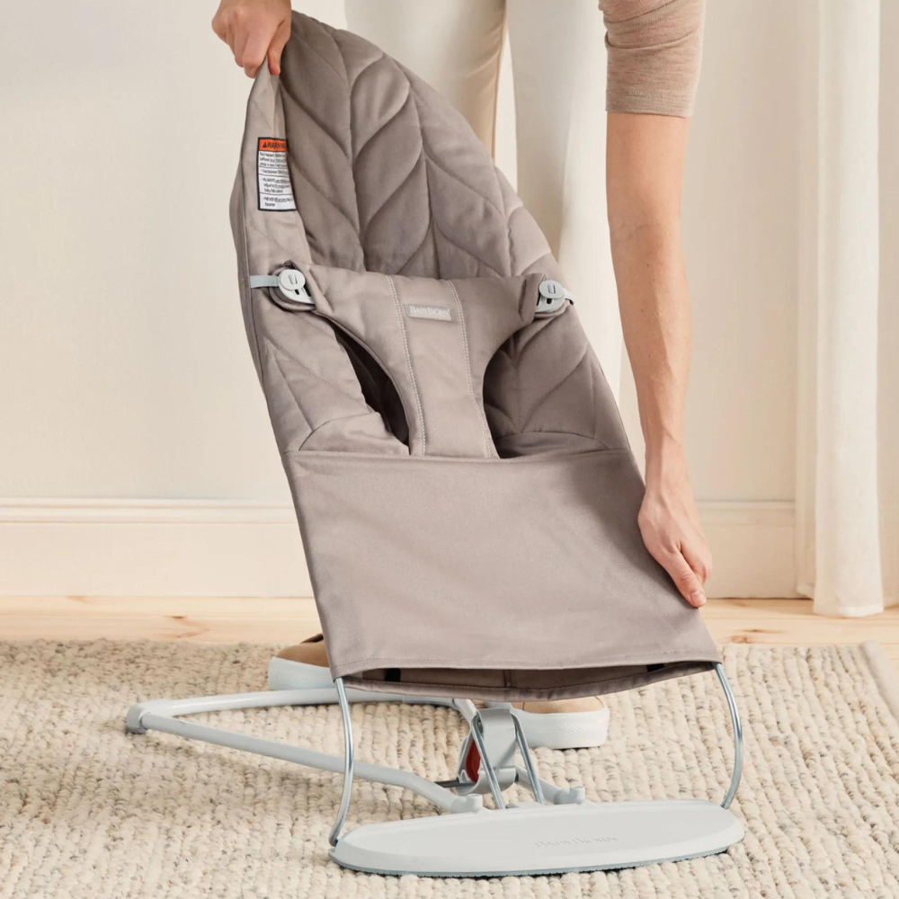 Balansoar din tesatura matlasata cu aspect delicat de petala pentru copii Baby Bjorn Bliss, Sand Gray