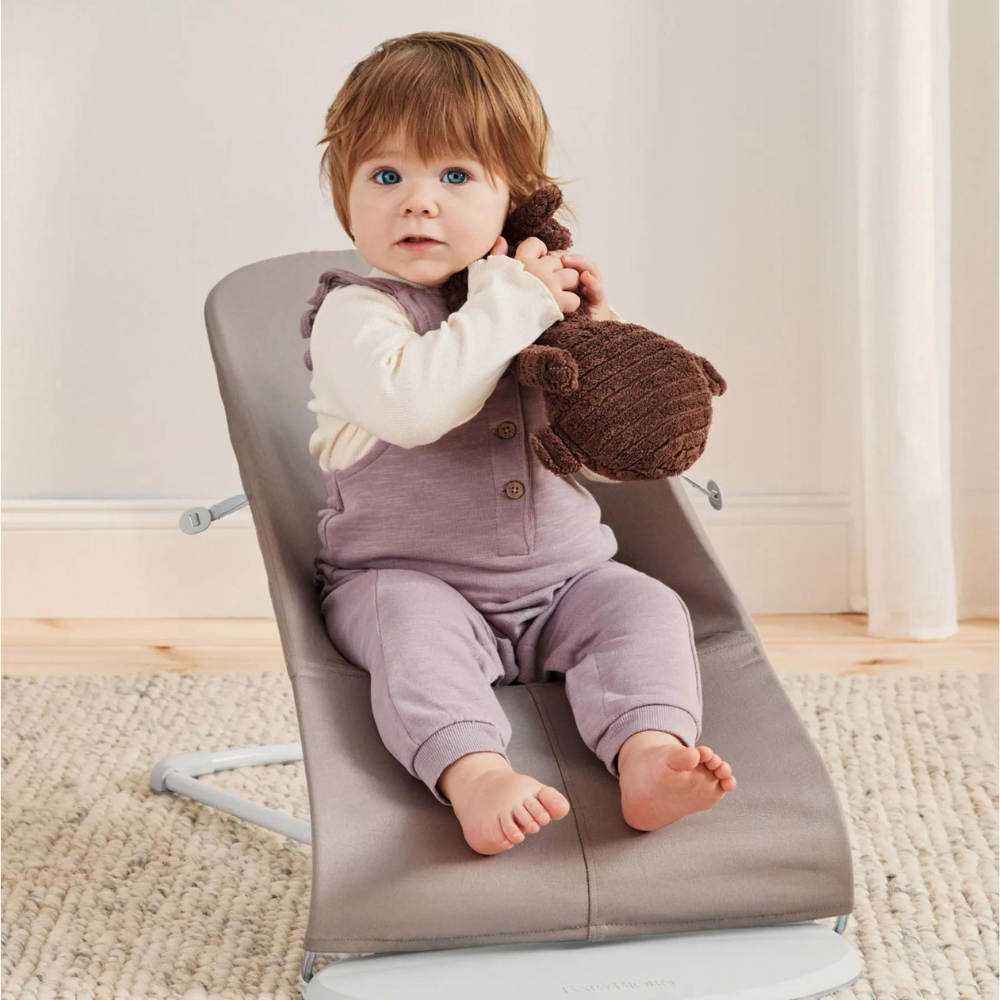 Balansoar din tesatura matlasata cu aspect delicat de petala pentru copii Baby Bjorn Bliss, Sand Gray