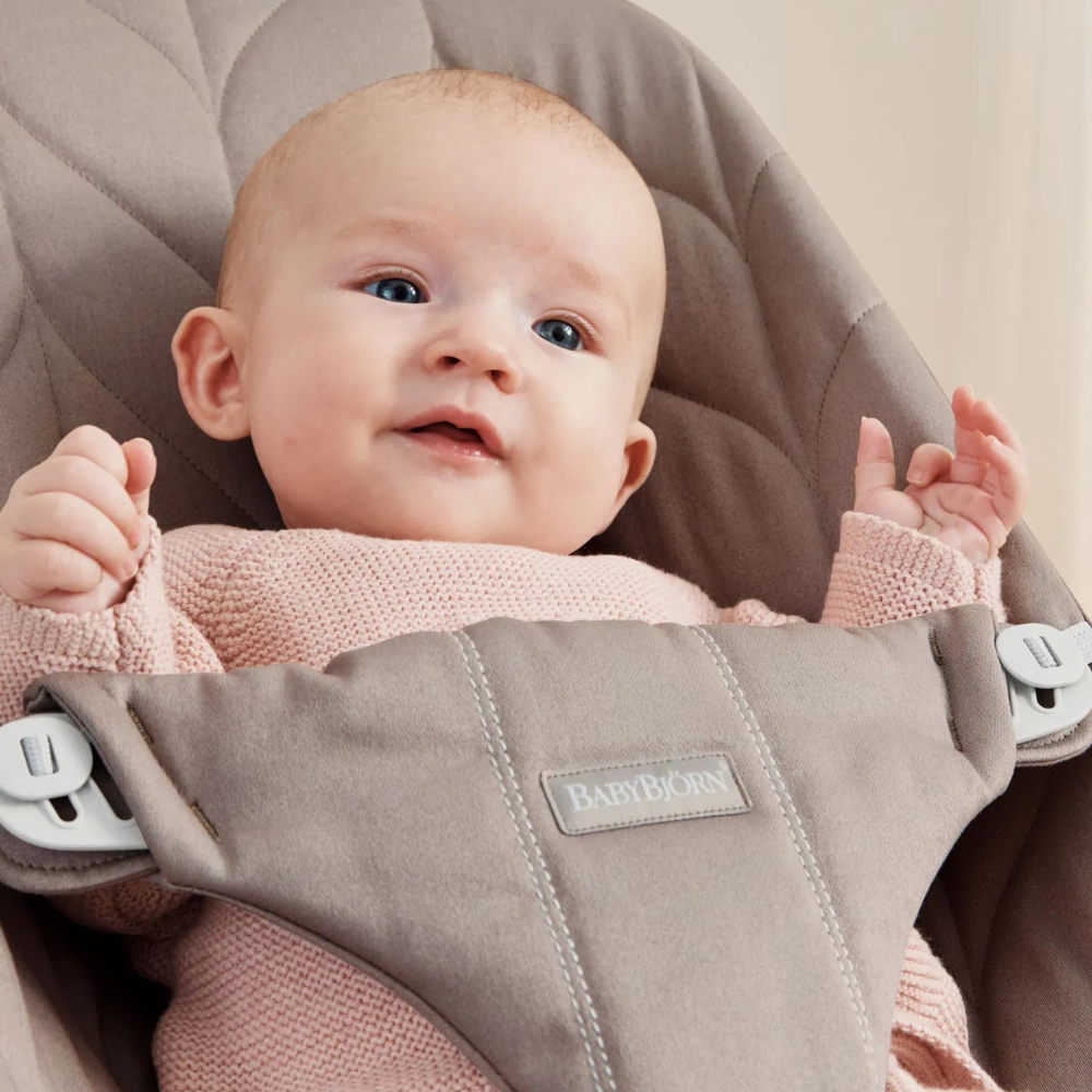 Balansoar din tesatura matlasata cu aspect delicat de petala pentru copii Baby Bjorn Bliss, Sand Gray
