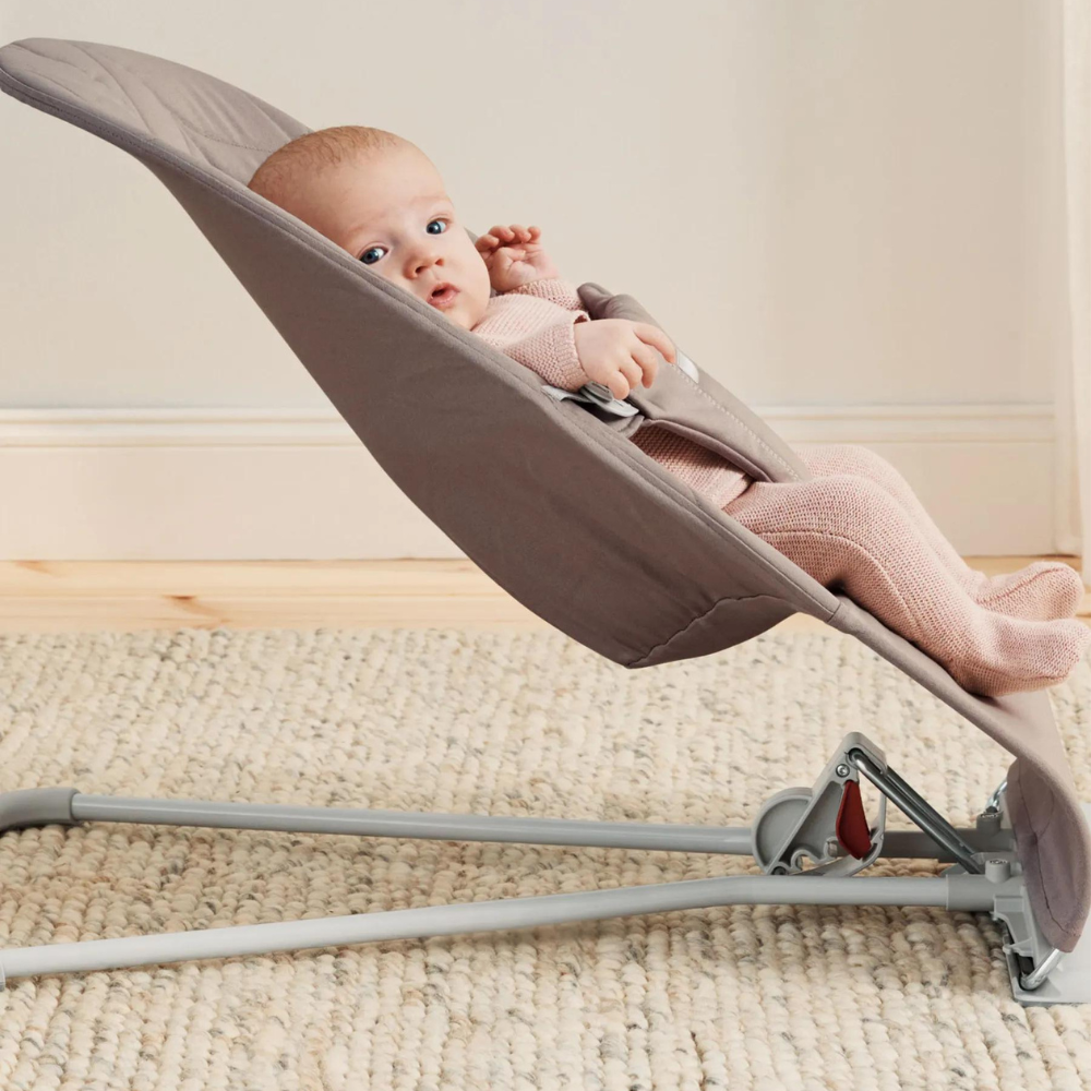 Balansoar din tesatura matlasata cu aspect delicat de petala pentru copii Baby Bjorn Bliss, Sand Gray