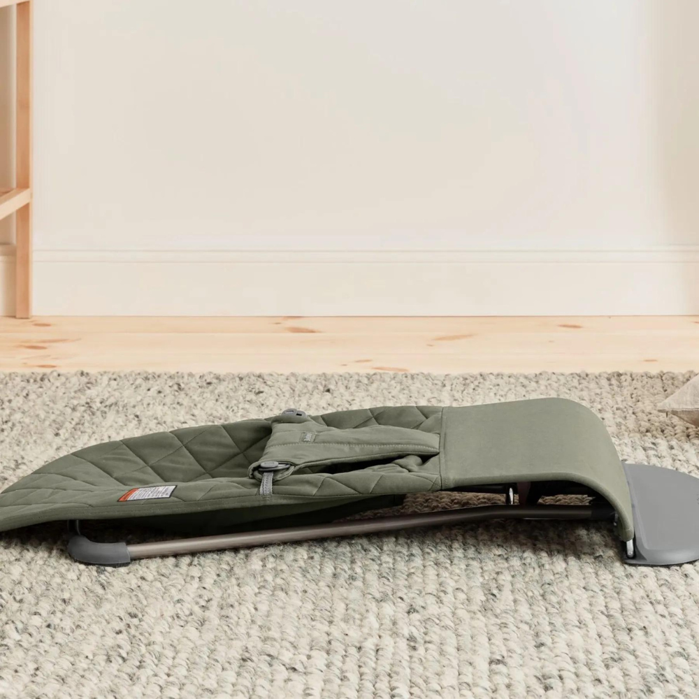Balansoar din tesatura matlasata cu aspect Clasic pentru copii Baby Bjorn Balance Bliss, Dark Green