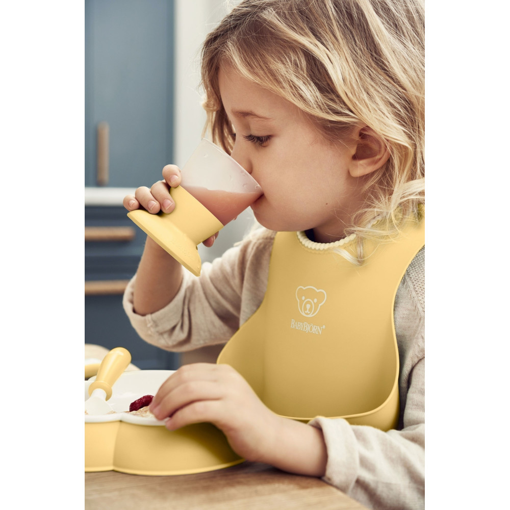 BabyBjorn - Set hranire: farfurie, lingurita, furculita, pahar si bavetica pentru bebe, Powder Yellow