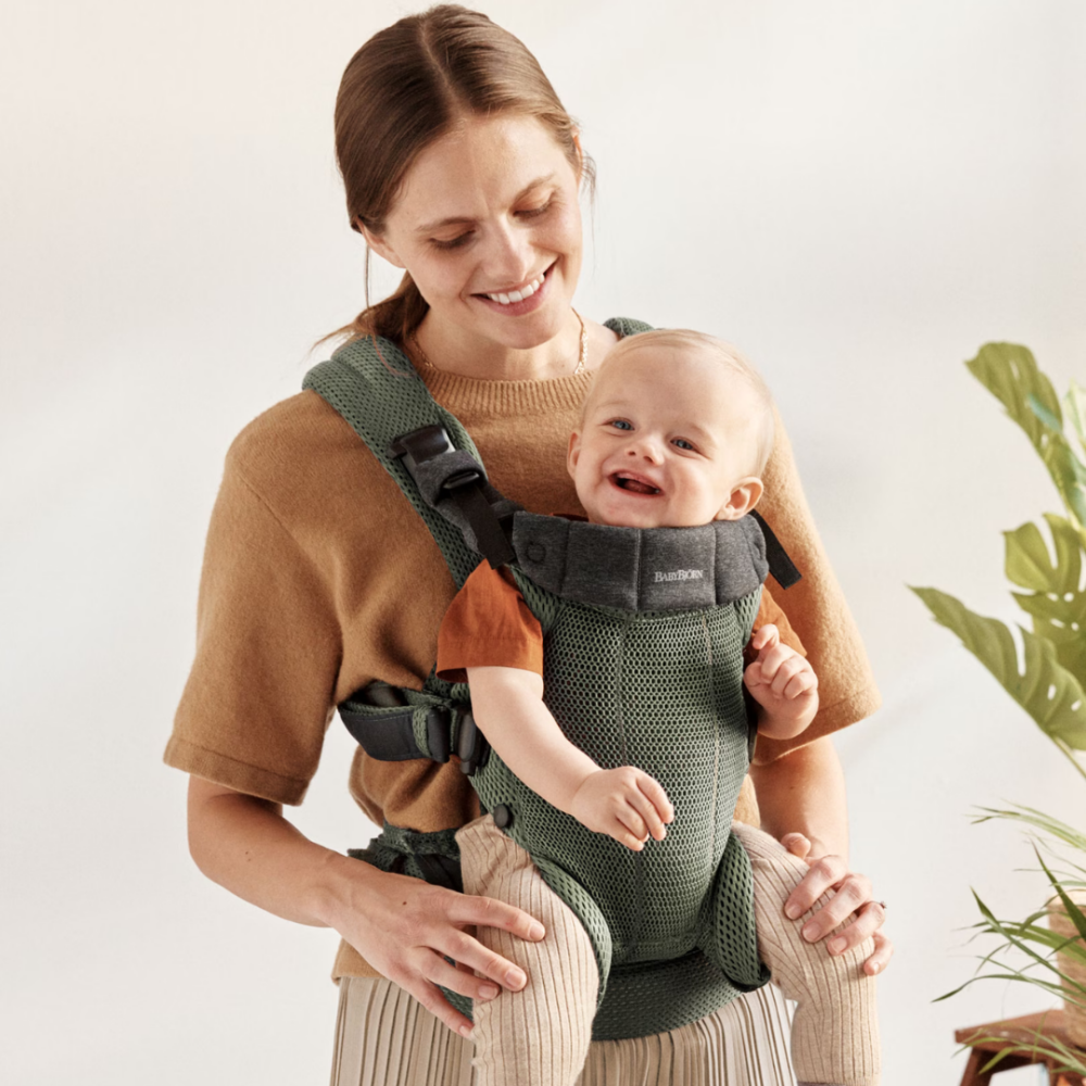 Marsupiu anatomic cu multiple pozitii de purtare BabyBjorn colectia Harmony, Dark Green, 3D Mesh