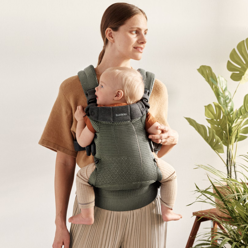 Marsupiu anatomic cu multiple pozitii de purtare BabyBjorn colectia Harmony, Dark Green, 3D Mesh