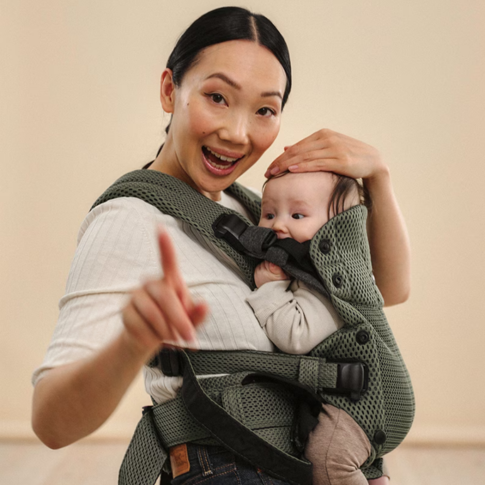 Marsupiu anatomic cu multiple pozitii de purtare BabyBjorn colectia Harmony, Dark Green, 3D Mesh