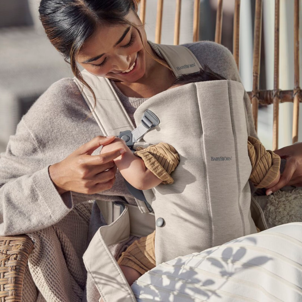 Marsupiu anatomic cu multiple pozitii de purtare BabyBjorn Mini, Light Beige, 3D Jersey