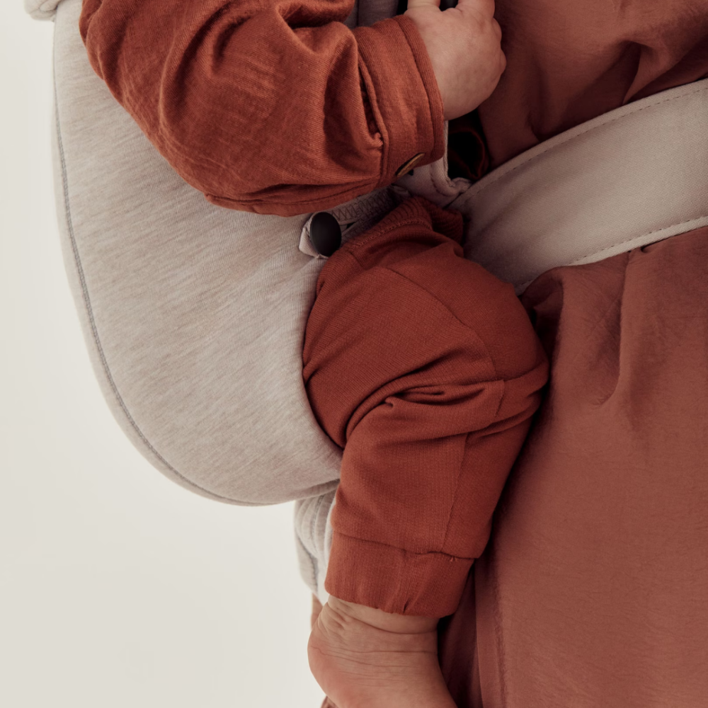 Marsupiu anatomic cu multiple pozitii de purtare BabyBjorn Mini, Light Beige, 3D Jersey