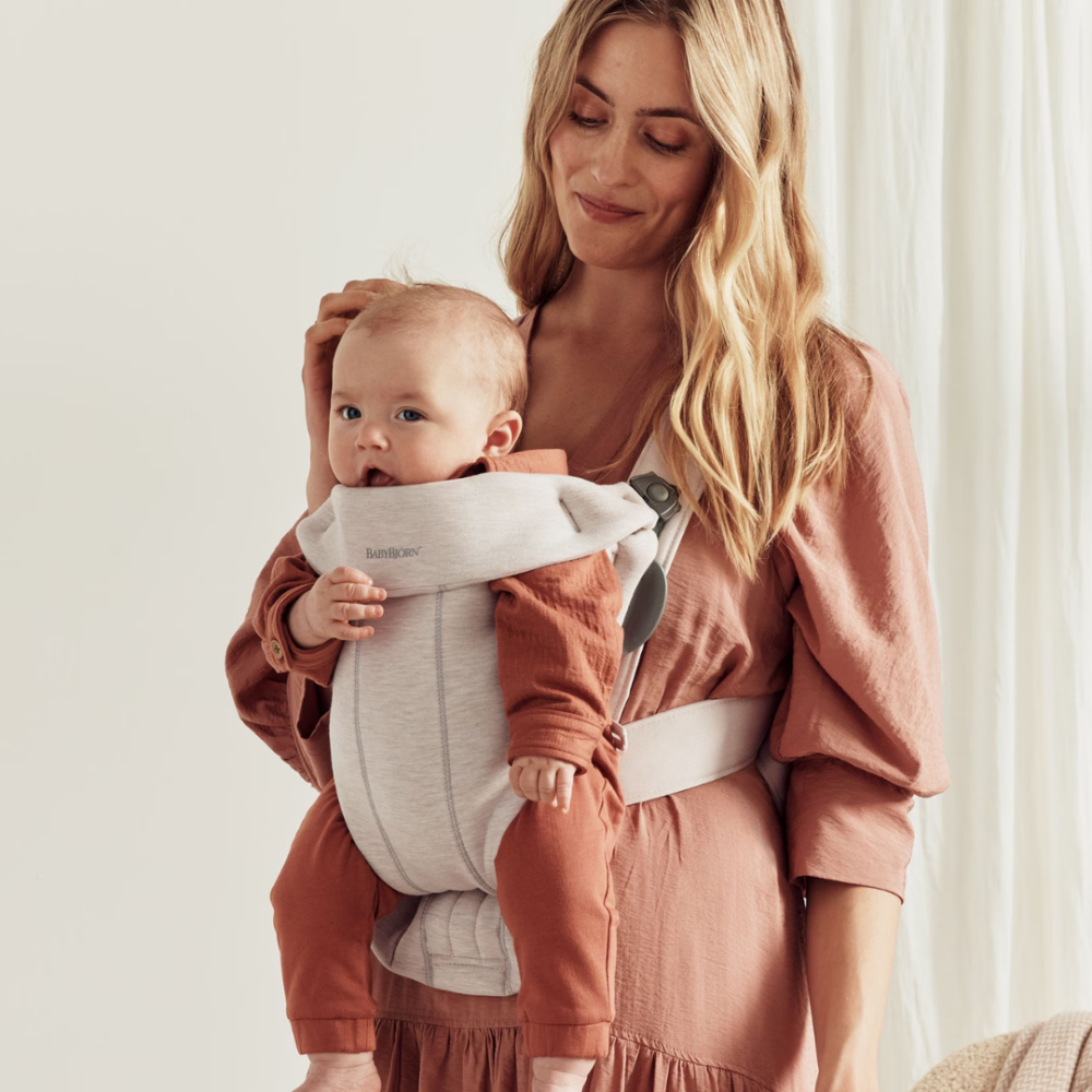 Marsupiu anatomic cu multiple pozitii de purtare BabyBjorn Mini, Light Beige, 3D Jersey