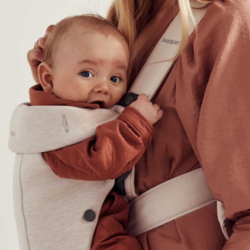 Marsupiu anatomic cu multiple pozitii de purtare BabyBjorn Mini, Light Beige, 3D Jersey