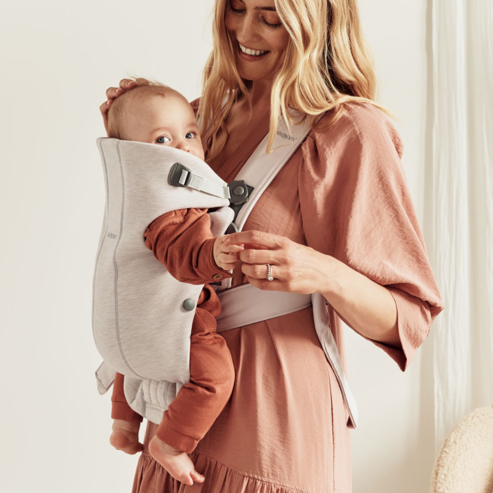 Marsupiu anatomic cu multiple pozitii de purtare BabyBjorn Mini, Light Beige, 3D Jersey