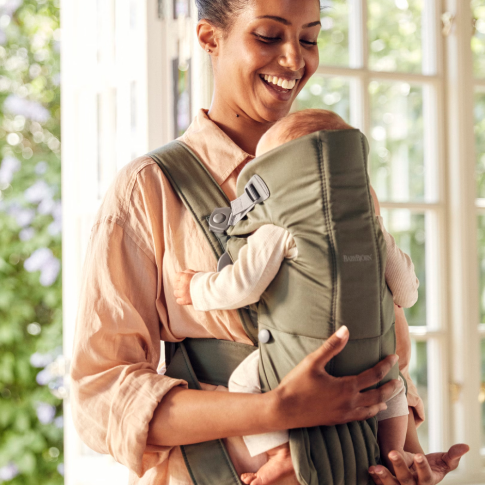 Marsupiu anatomic cu multiple pozitii de purtare BabyBjorn Mini, Dark Green, Tesatura