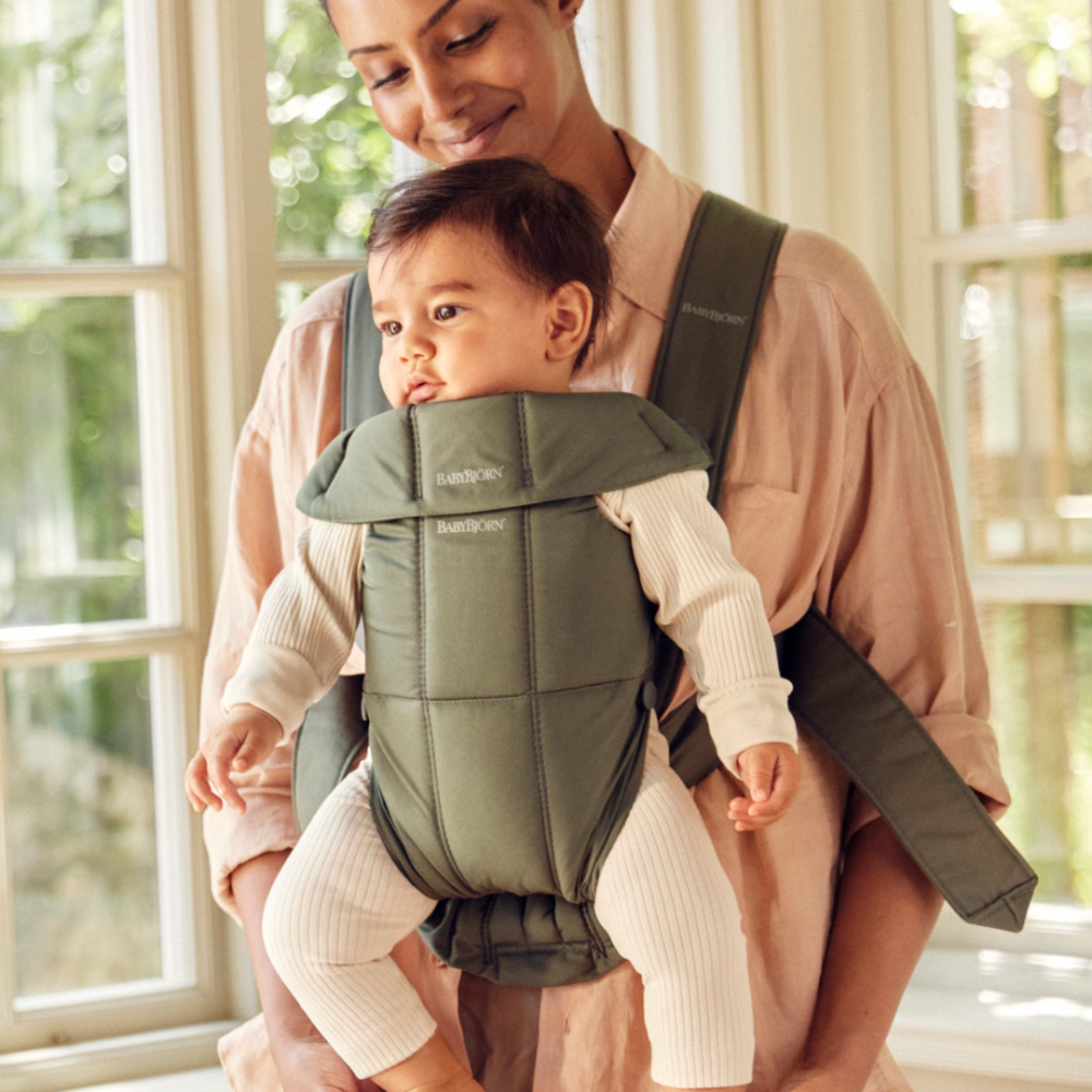 Marsupiu anatomic cu multiple pozitii de purtare BabyBjorn Mini, Dark Green, Tesatura