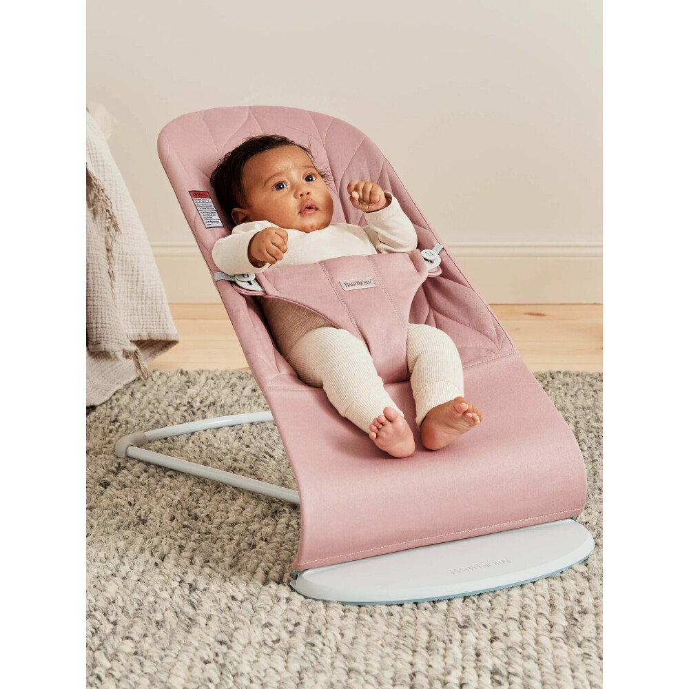 Balansoar din tesatura matlasata cu aspect delicat de petala pentru copii Baby Bjorn Bliss Dusty Pink, cu bara de jucarii inclusa
