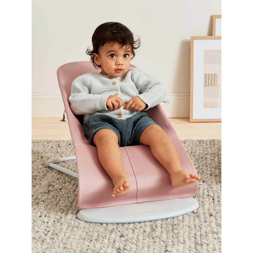 Balansoar din tesatura matlasata cu aspect delicat de petala pentru copii Baby Bjorn Bliss Dusty Pink, cu bara de jucarii inclusa