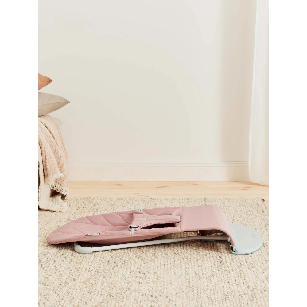 Balansoar din tesatura matlasata cu aspect delicat de petala pentru copii Baby Bjorn Bliss, Dusty Pink