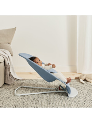 Balansoar din tesatura matlasata cu aspect delicat de petala pentru copii Baby Bjorn Bliss, Blue