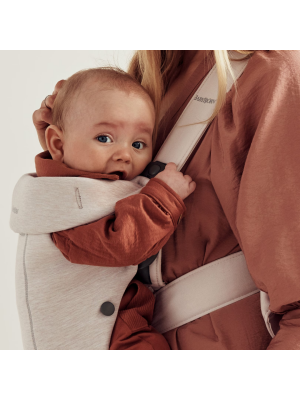 Marsupiu anatomic cu multiple pozitii de purtare BabyBjorn Mini, Light Beige, 3D Jersey