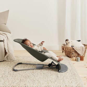 Balansoar BabyBjorn Bliss Dark Green cu aspect delicat de petala, tesatura matlasata