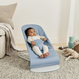 Balansoar din tesatura matlasata cu aspect delicat de petala pentru copii Baby Bjorn Bliss, Blue
