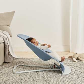 Balansoar din tesatura matlasata cu aspect delicat de petala pentru copii Baby Bjorn Bliss, Blue