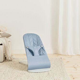 Balansoar din tesatura matlasata cu aspect delicat de petala pentru copii Baby Bjorn Bliss, Blue