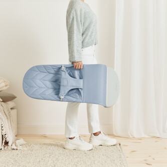 Balansoar din tesatura matlasata cu aspect delicat de petala pentru copii Baby Bjorn Bliss, Blue