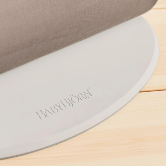 Balansoar din tesatura matlasata cu aspect delicat de petala pentru copii Baby Bjorn Bliss, Sand Gray