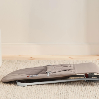 Balansoar din tesatura matlasata cu aspect delicat de petala pentru copii Baby Bjorn Bliss, Sand Gray