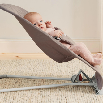 Balansoar din tesatura matlasata cu aspect delicat de petala pentru copii Baby Bjorn Bliss, Sand Gray