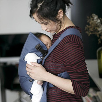 BabyBjorn - Marsupiu anatomic Mini, cu pozitii multiple de purtare – Vintage Indigo, Bumbac
