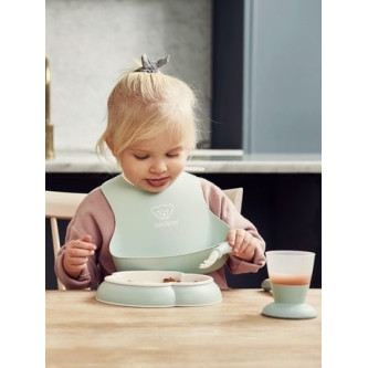BabyBjorn - Set hranire: farfurie, lingurita, furculita, pahar si bavetica pentru bebe, Powder Green