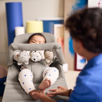 Bara de jucarii BabyBjorn Soft Toys Neutrals – pentru balansoarele Soft si Bliss